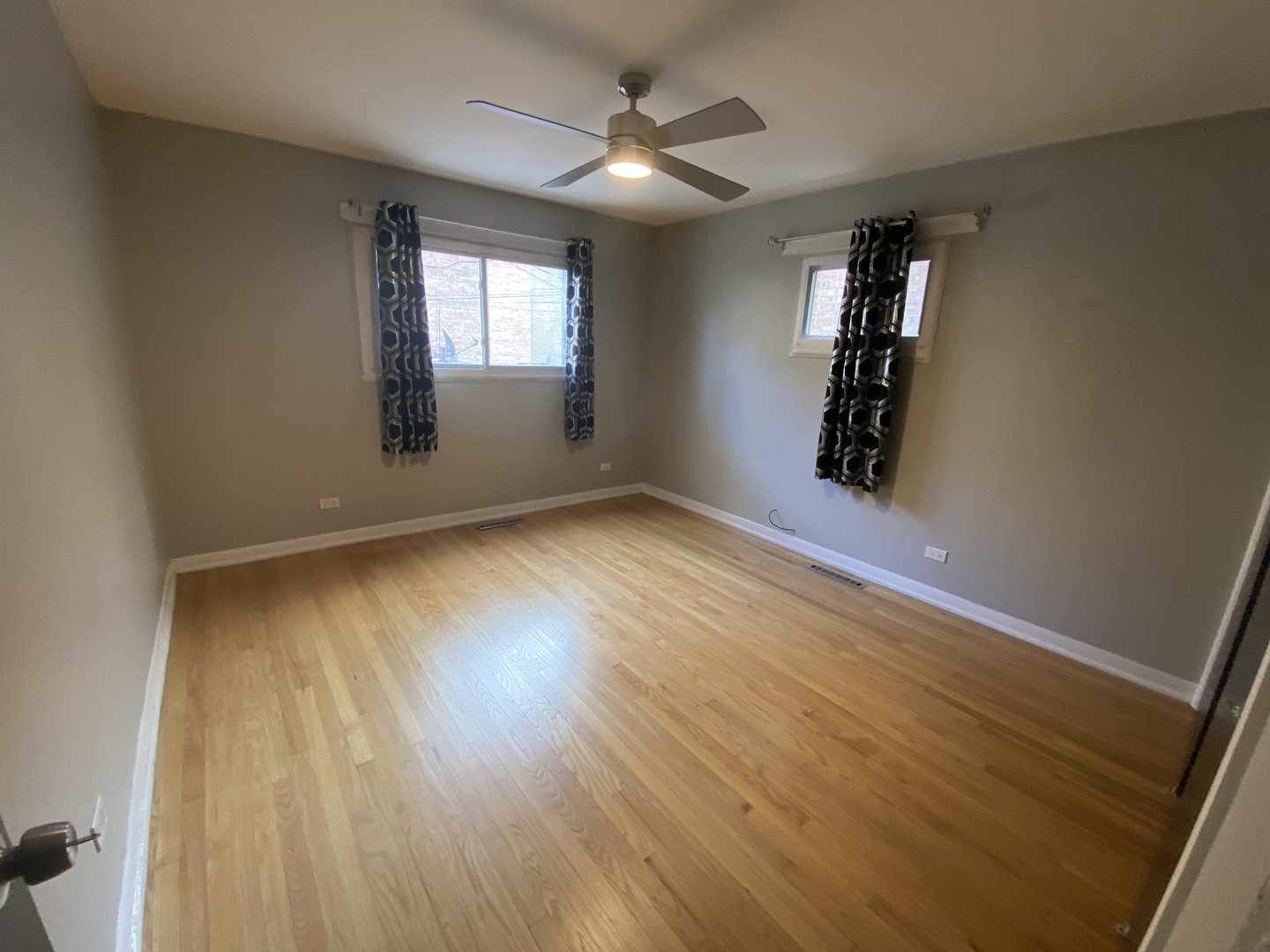 7433 N Damen Avenue, Chicago, IL 60645