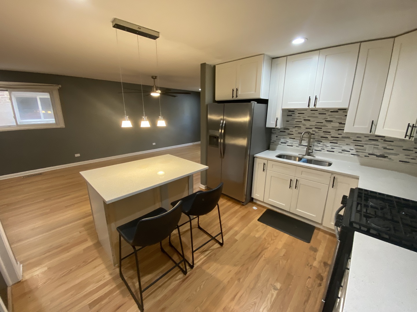 7433 N Damen Avenue, Chicago, IL 60645