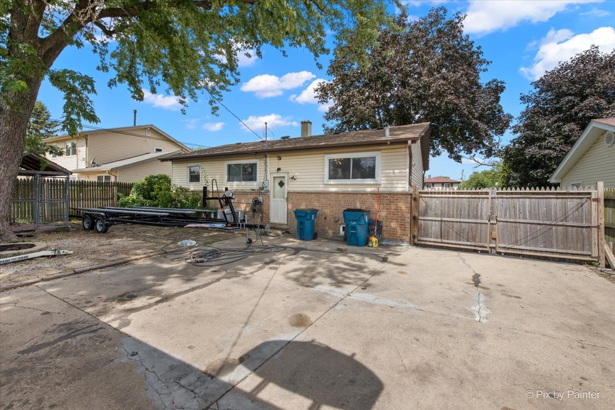 539 W Rose Avenue, Addison, IL 60101