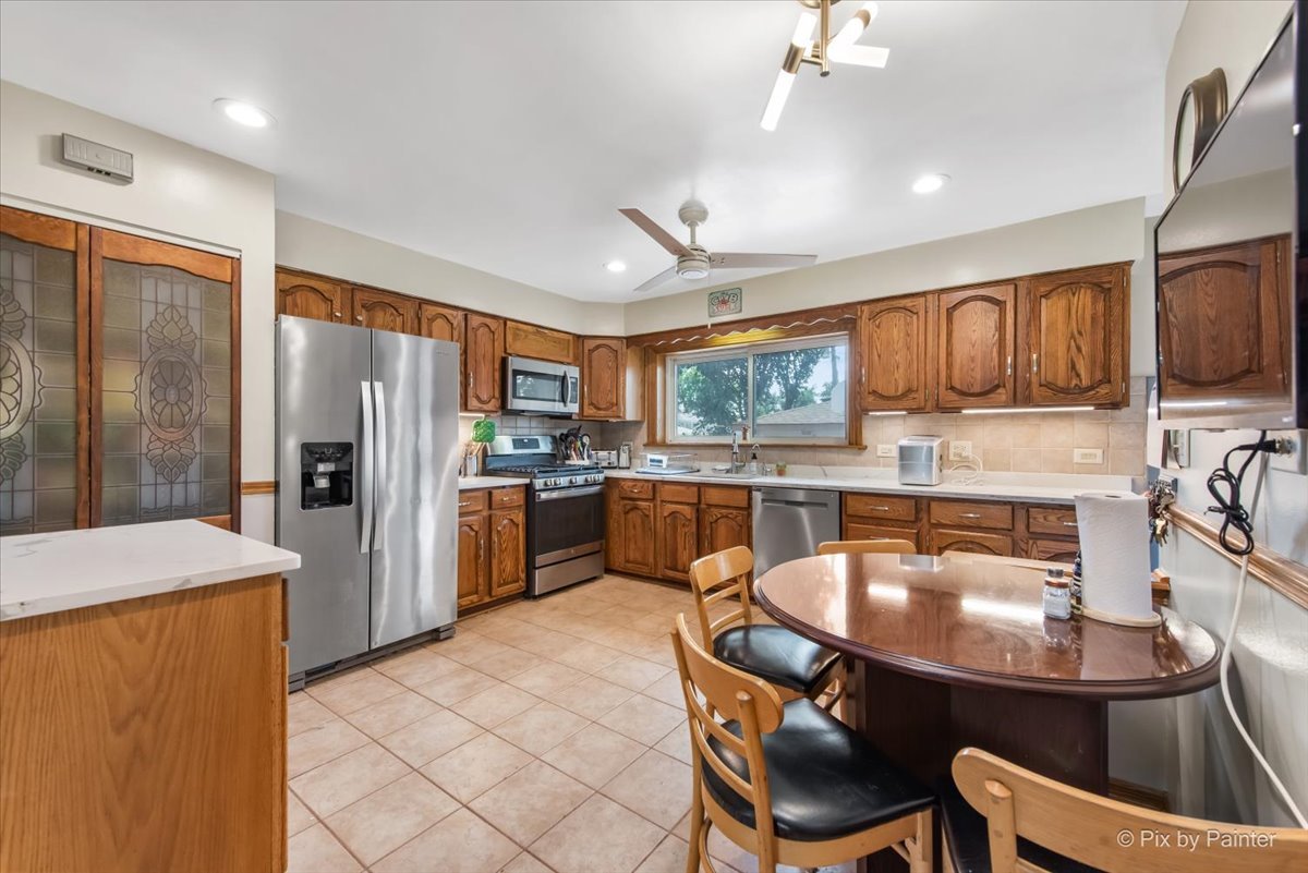 539 W Rose Avenue, Addison, IL 60101