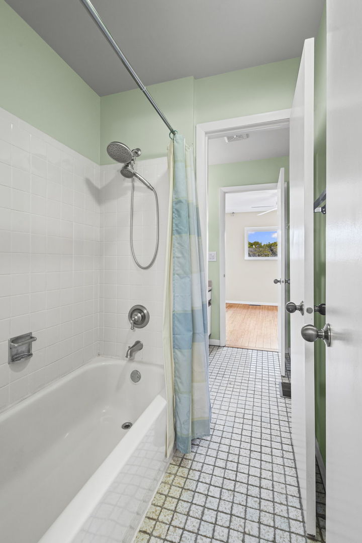 150 Potawatomi Trail #B, Lake Zurich, IL 60047