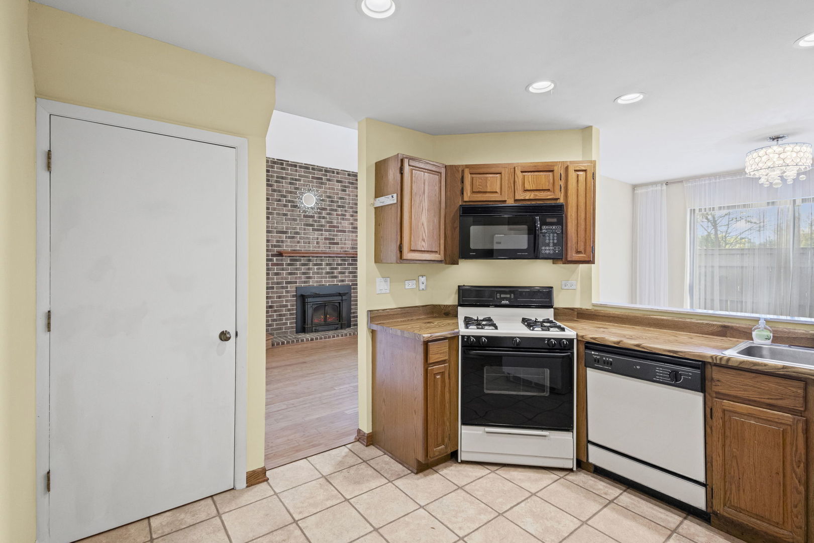 150 Potawatomi Trail #B, Lake Zurich, IL 60047