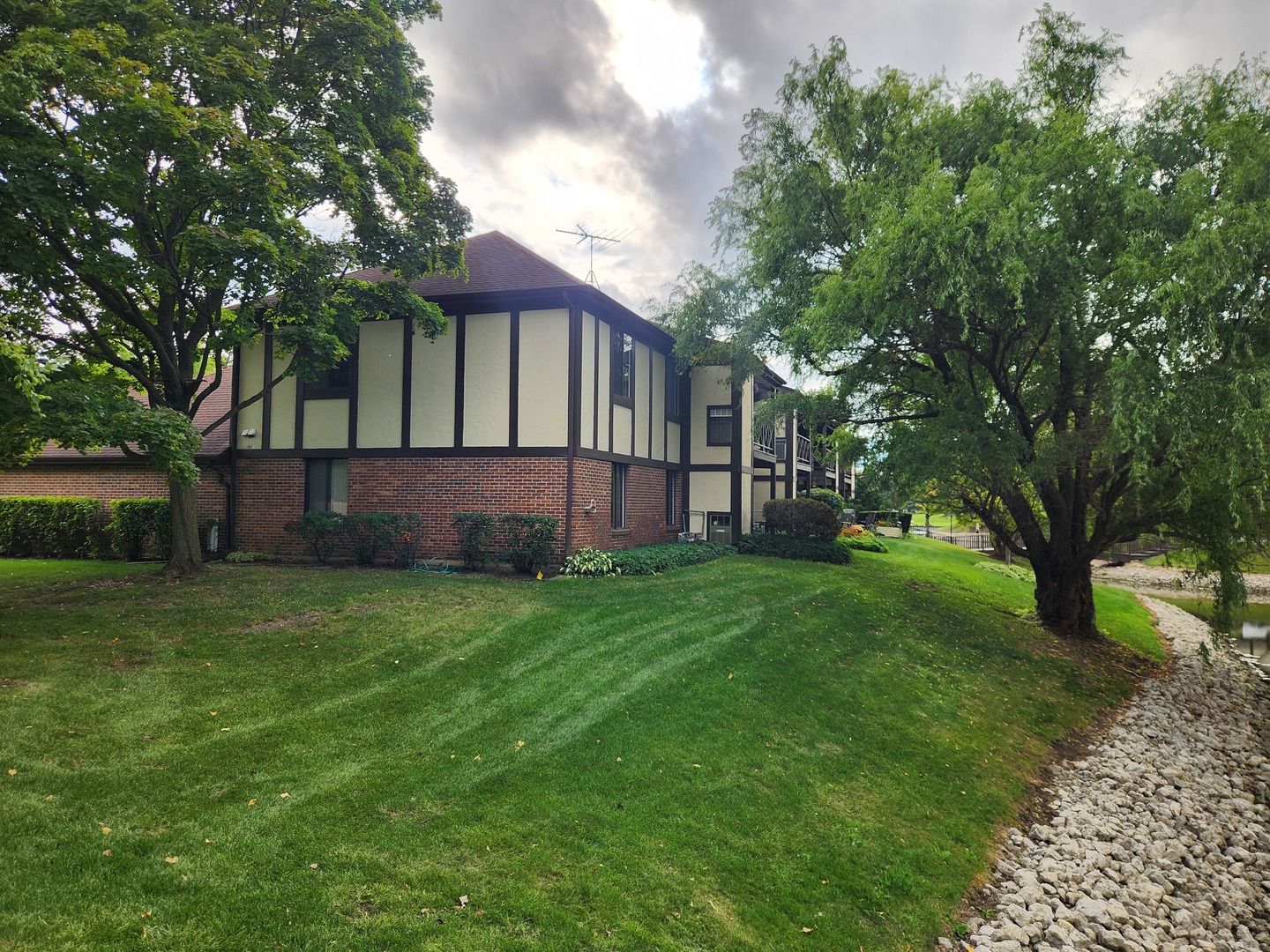 1044 Creekside Court #2B, Wheeling, IL 60090