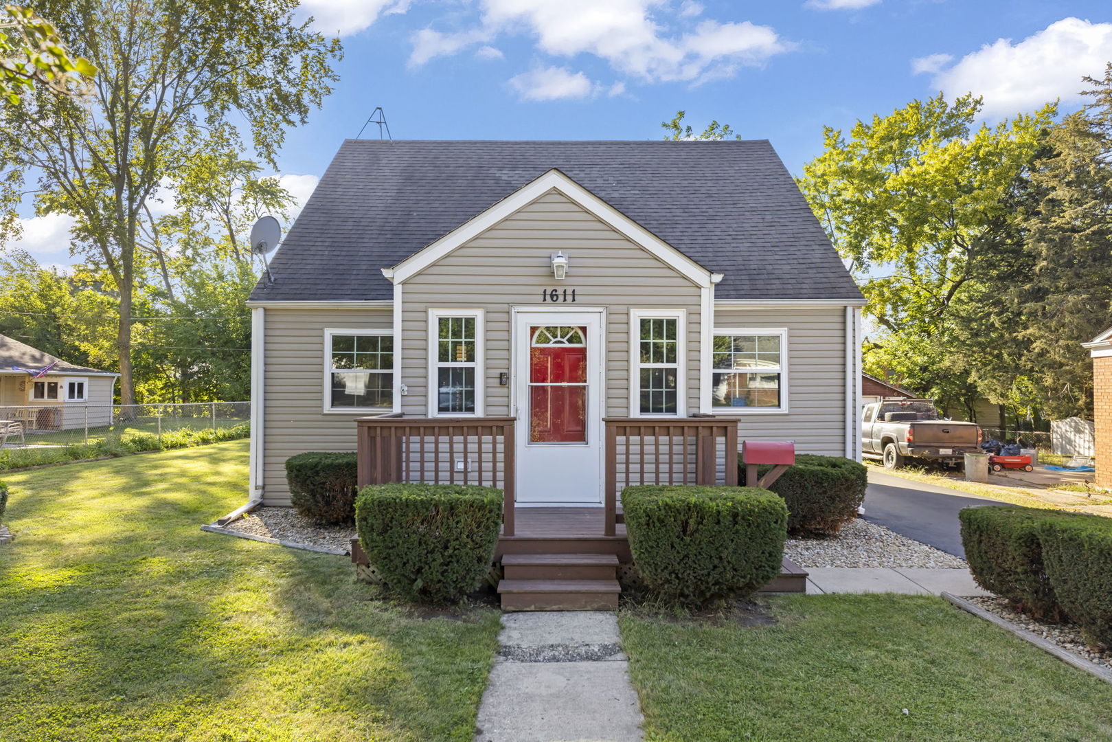 1611 N RAYNOR Avenue, Crest Hill, IL 60403