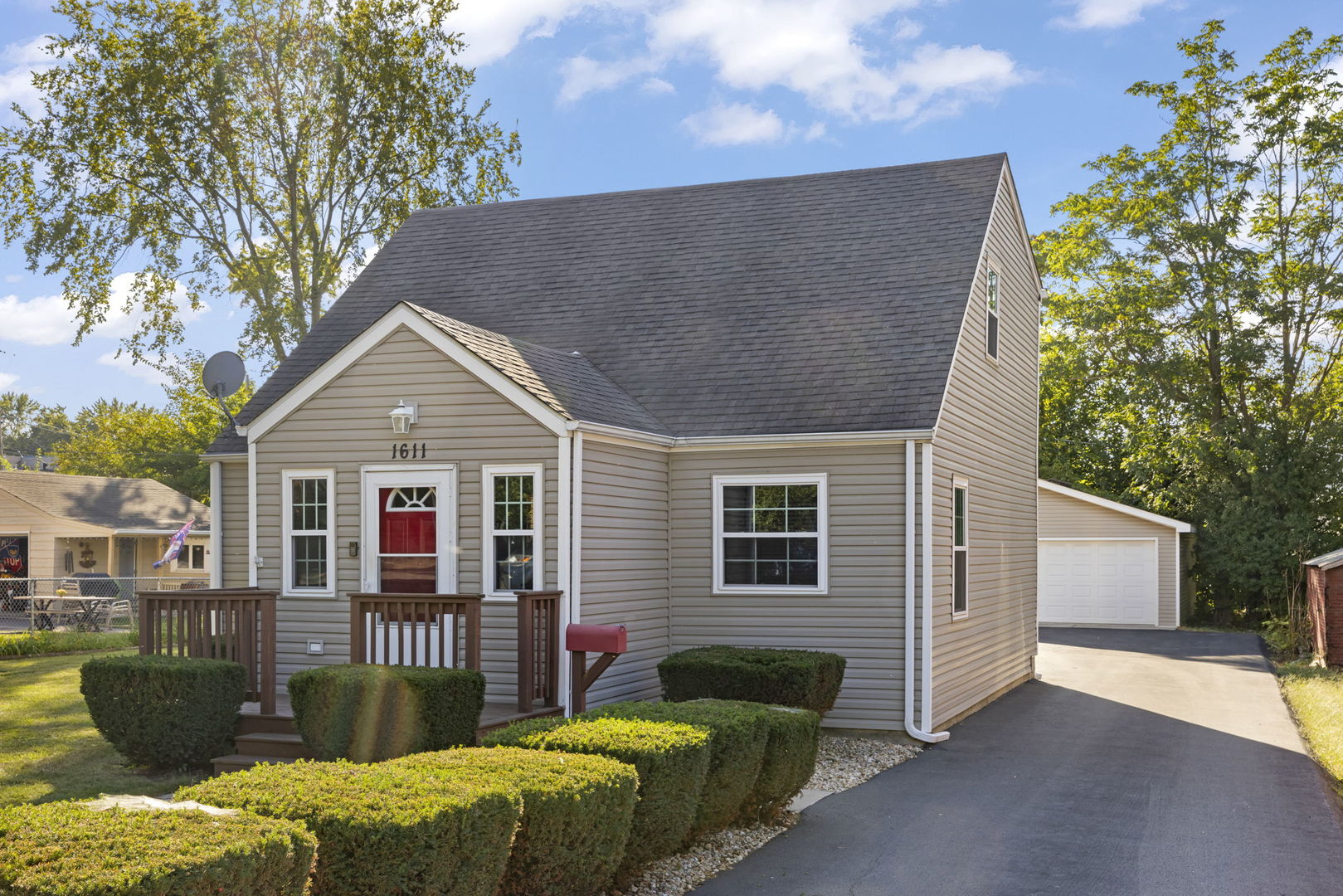 1611 N RAYNOR Avenue, Crest Hill, IL 60403