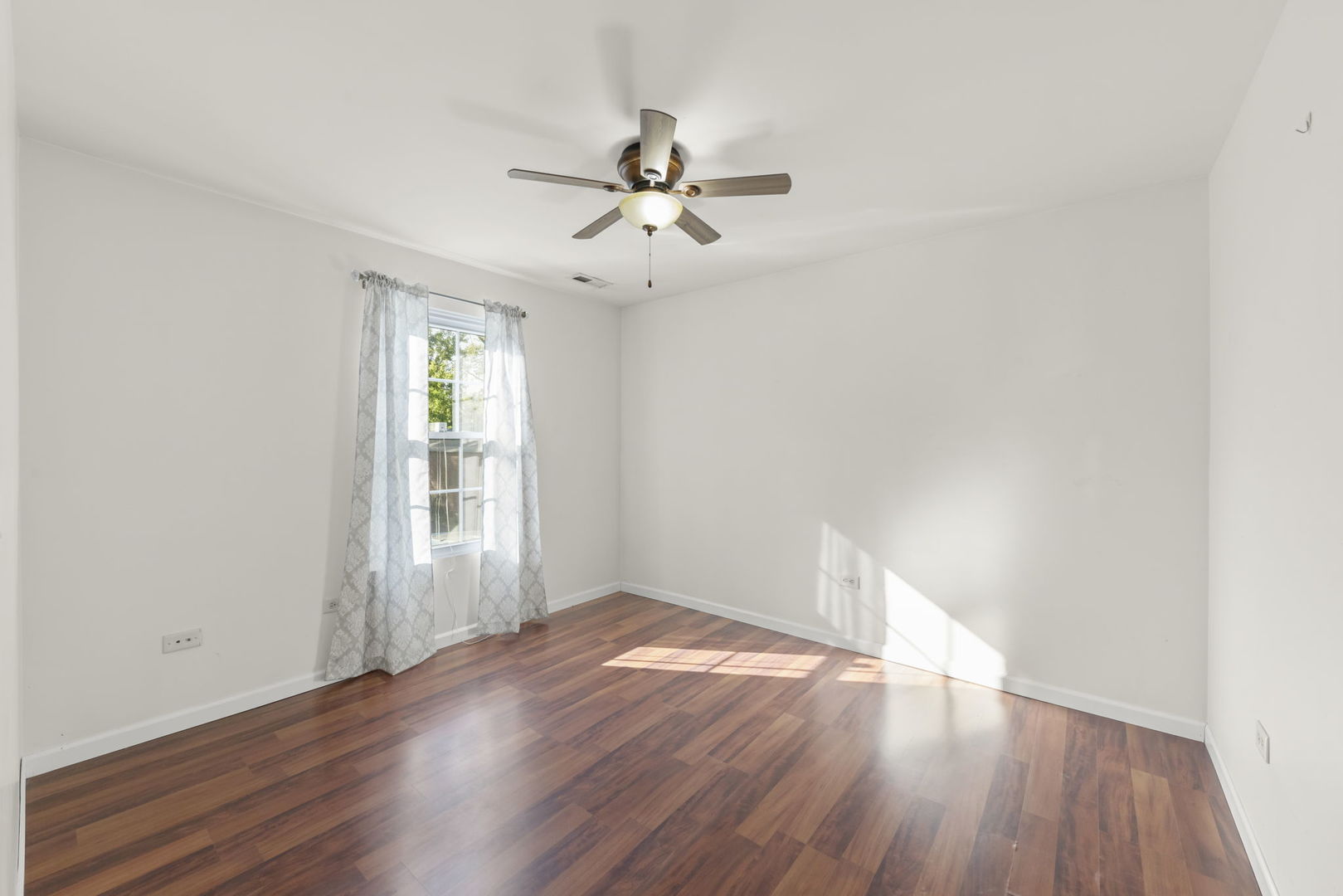 1611 N RAYNOR Avenue, Crest Hill, IL 60403