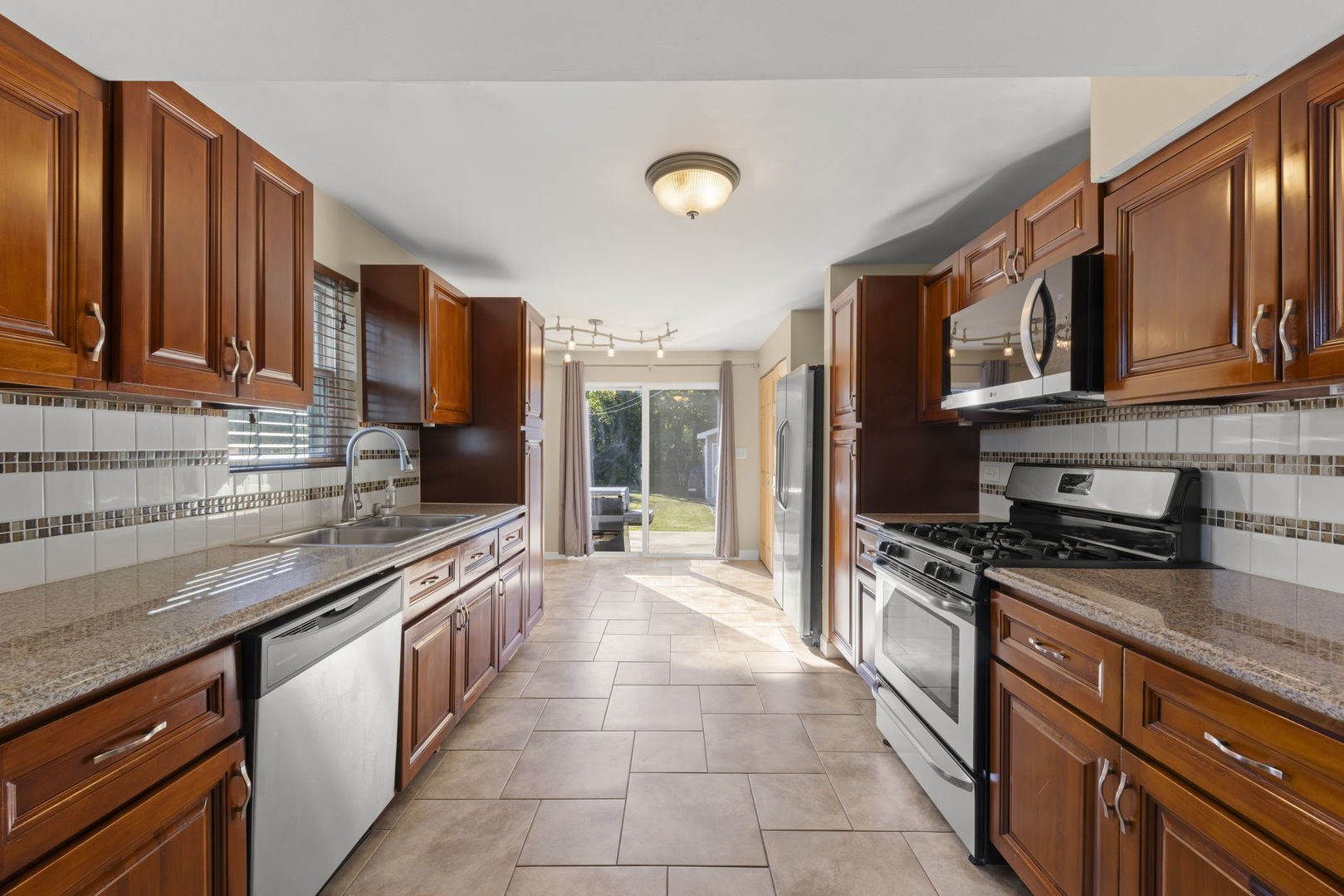 1611 N RAYNOR Avenue, Crest Hill, IL 60403