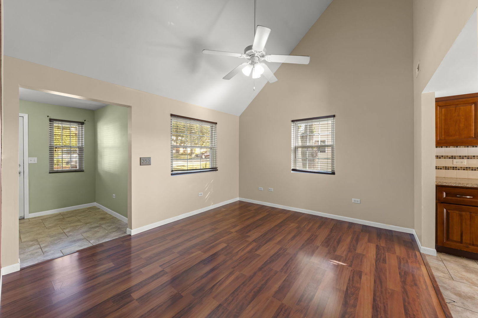 1611 N RAYNOR Avenue, Crest Hill, IL 60403