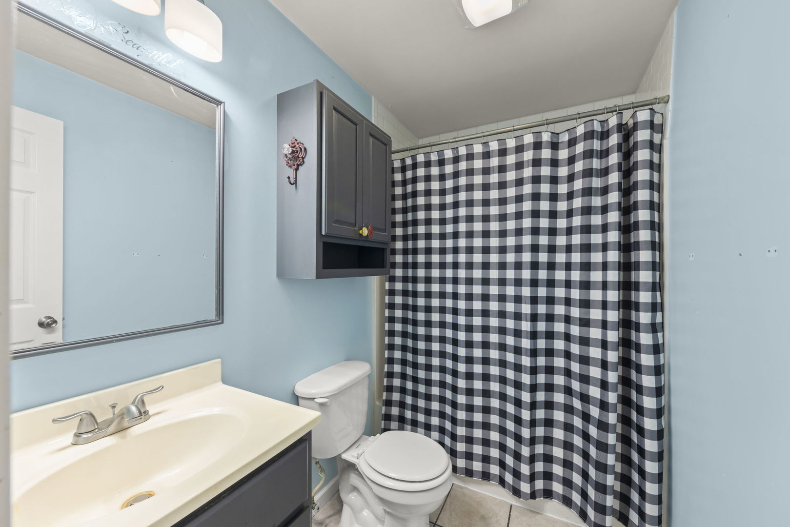 1611 N RAYNOR Avenue, Crest Hill, IL 60403