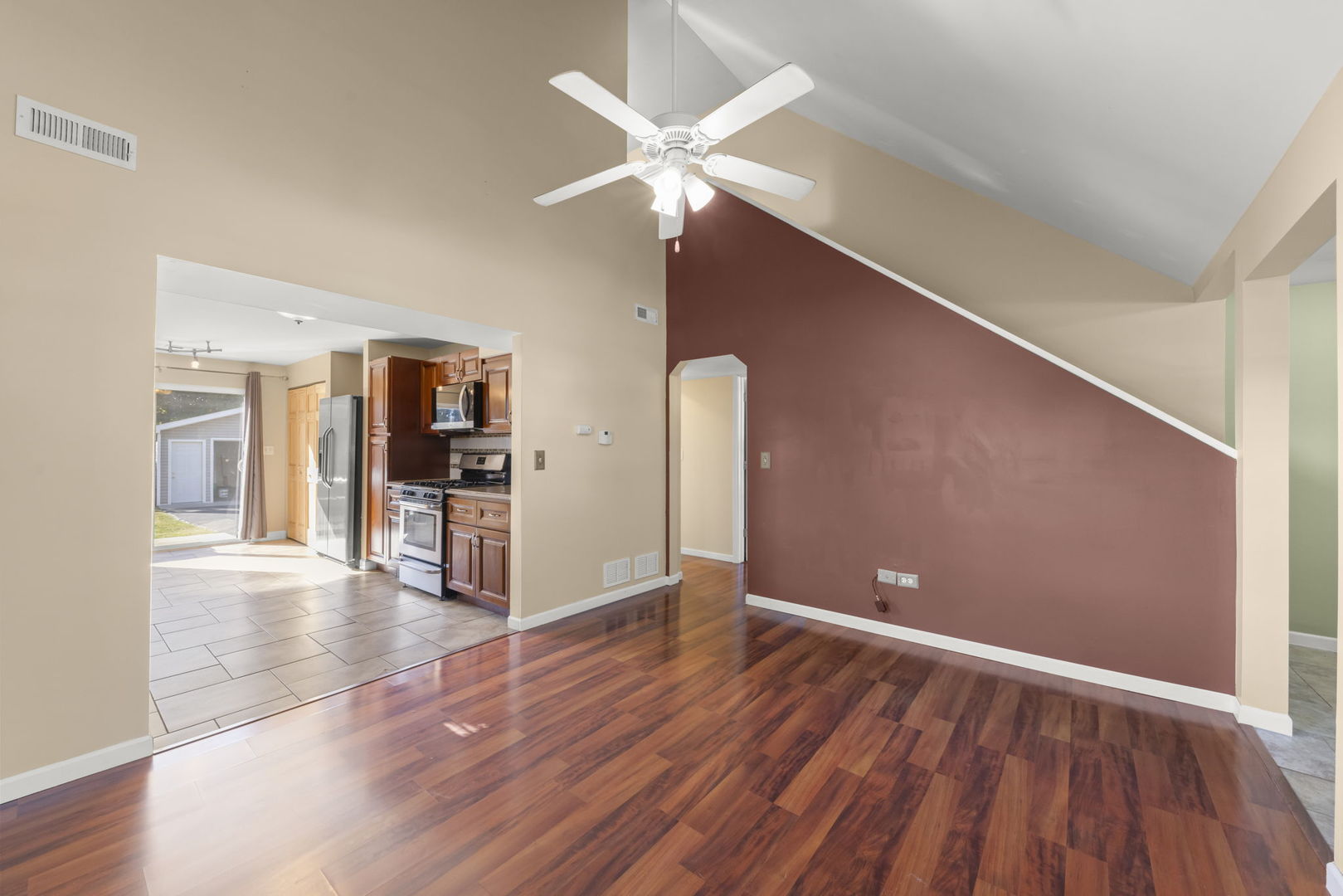 1611 N RAYNOR Avenue, Crest Hill, IL 60403