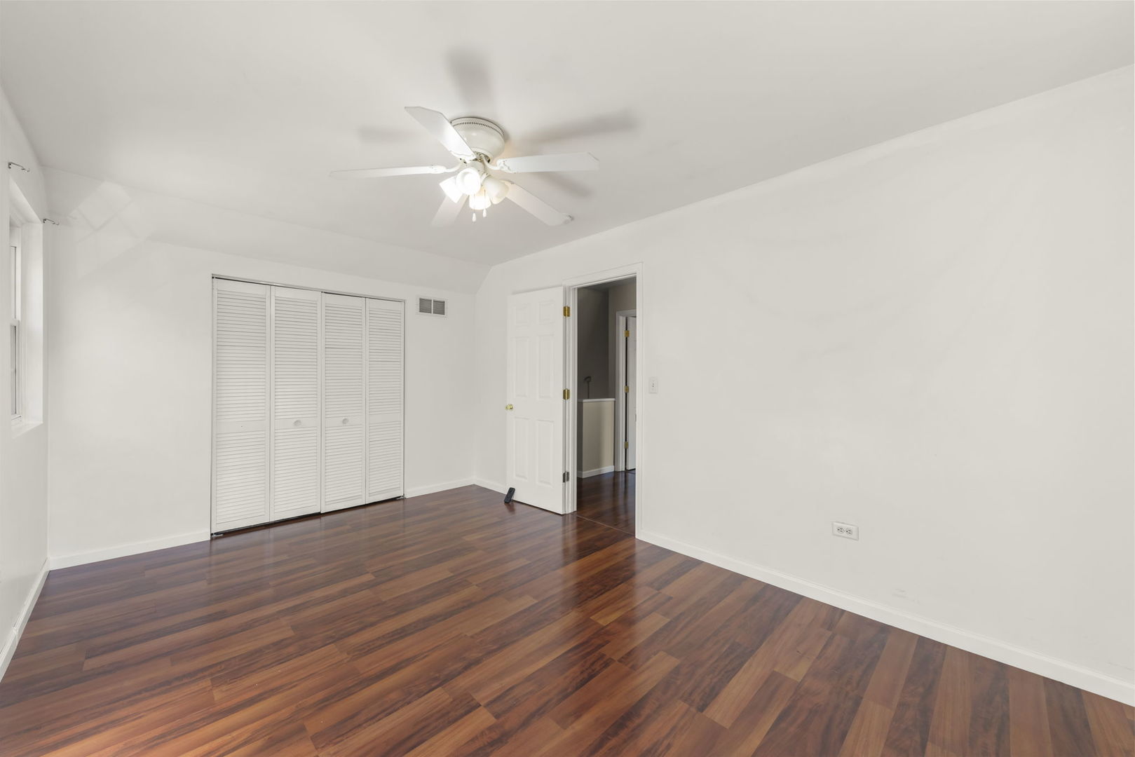 1611 N RAYNOR Avenue, Crest Hill, IL 60403