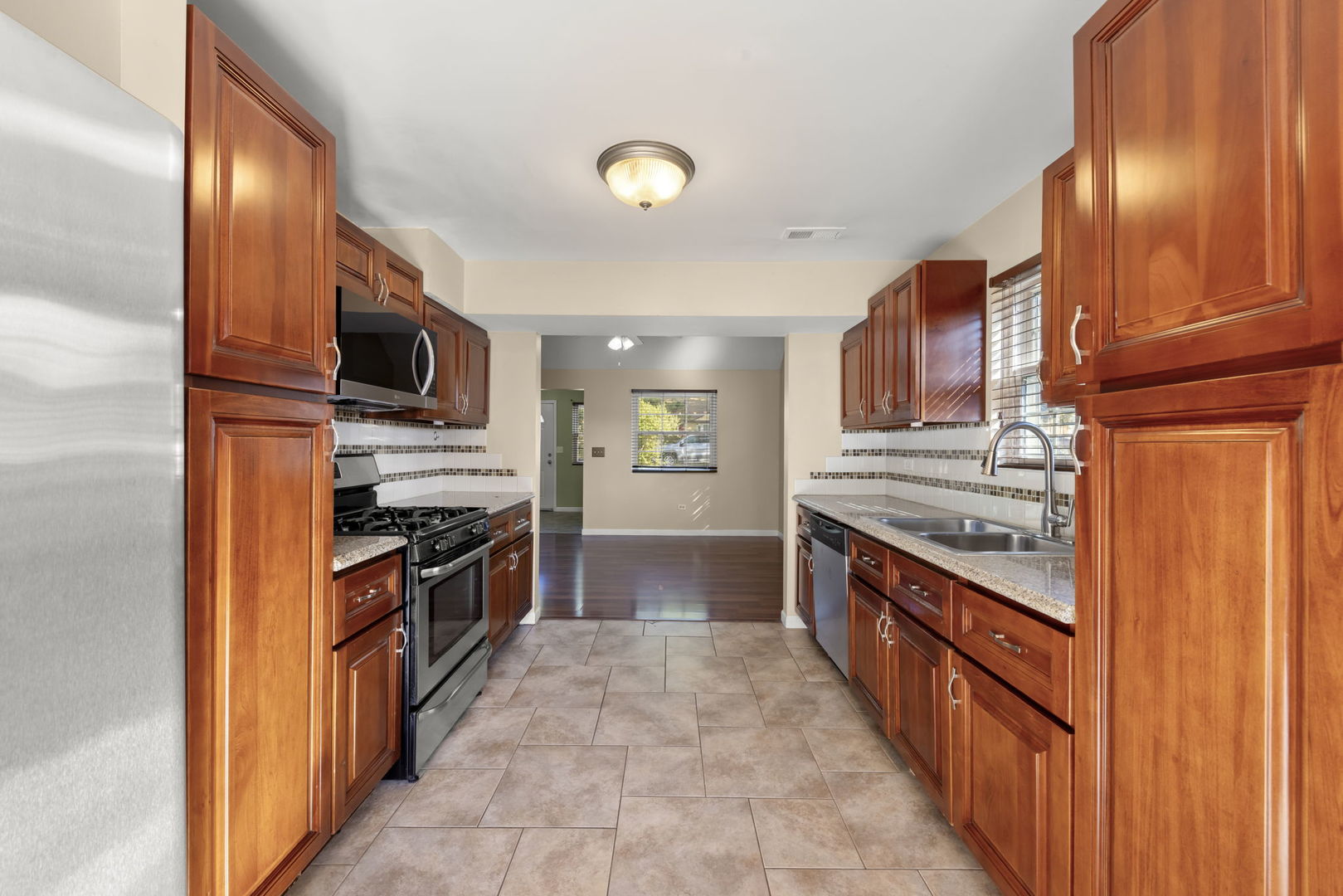 1611 N RAYNOR Avenue, Crest Hill, IL 60403