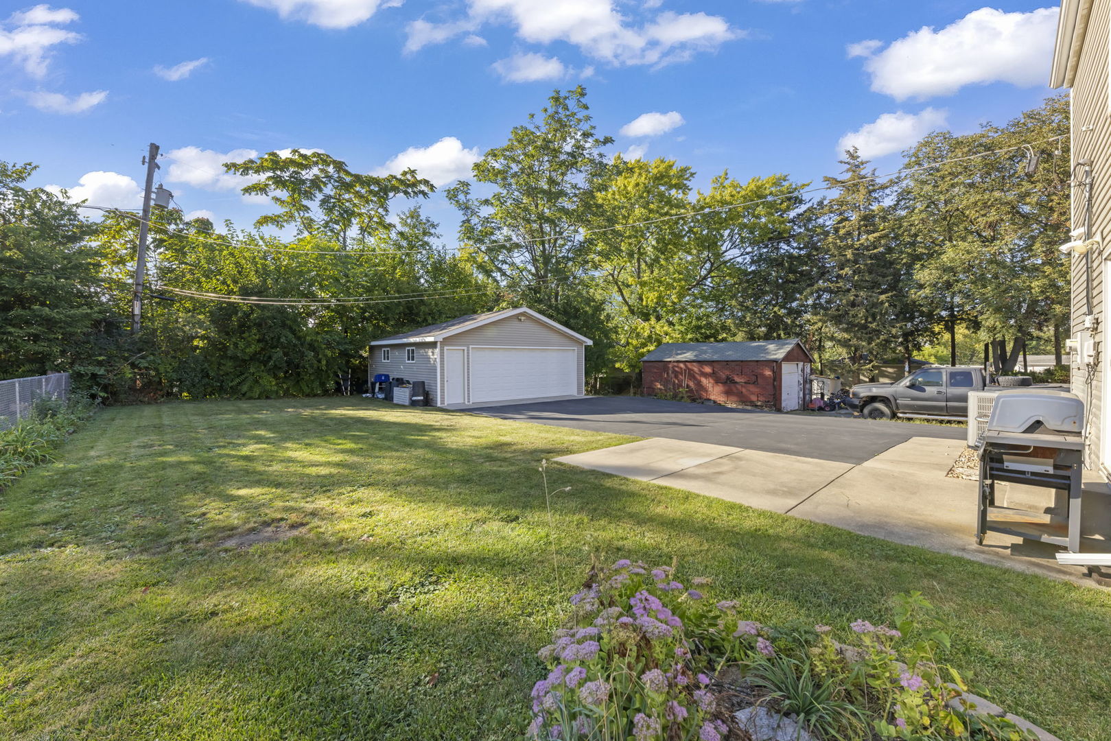 1611 N RAYNOR Avenue, Crest Hill, IL 60403