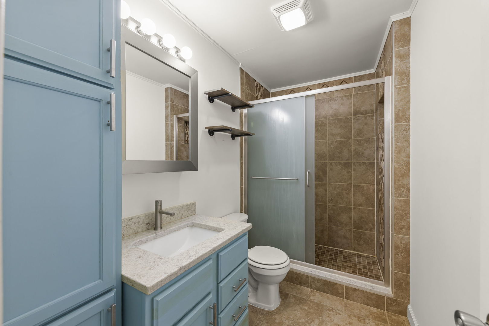 1611 N RAYNOR Avenue, Crest Hill, IL 60403