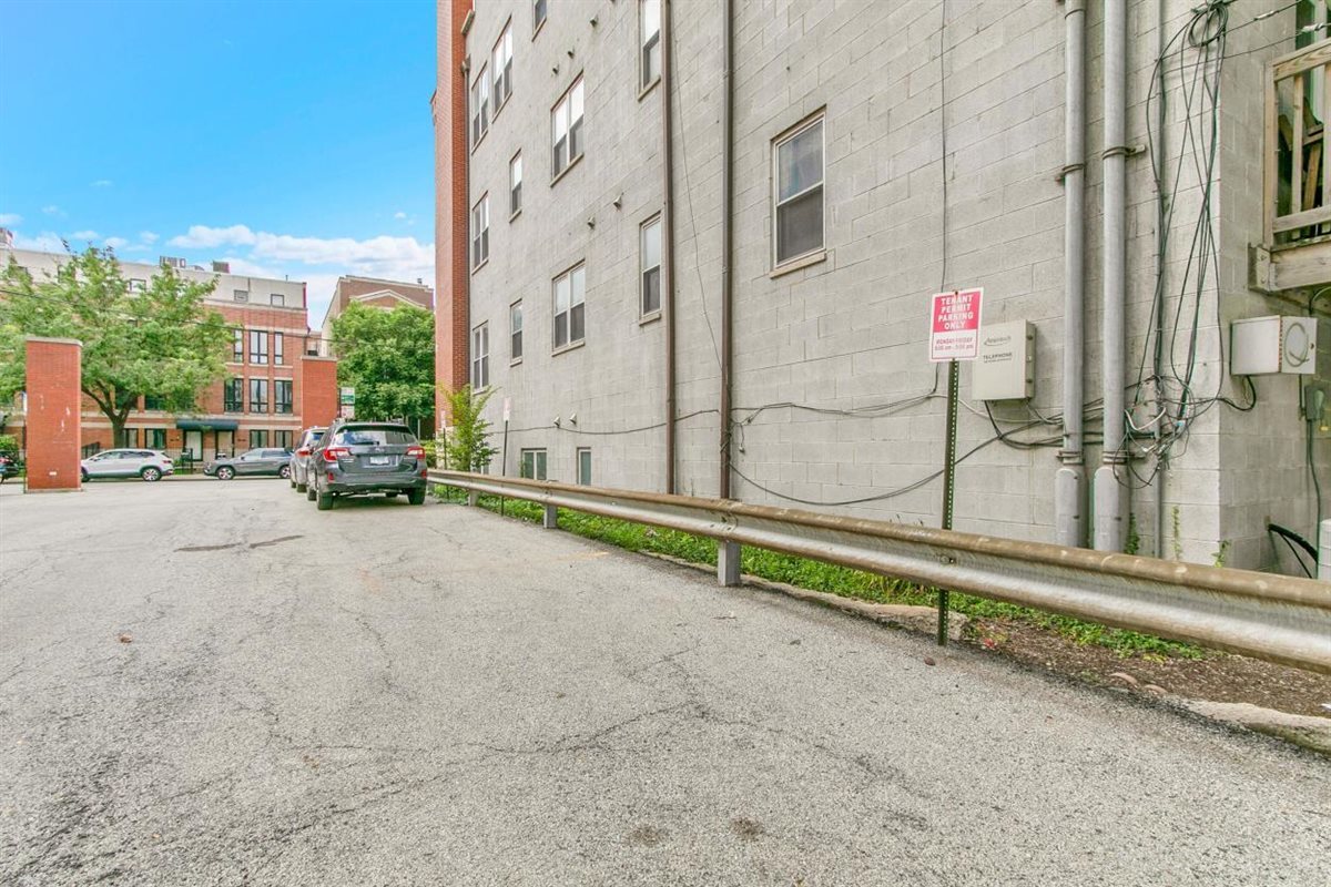 1322 W Belmont Avenue #2W, Chicago, IL 60657