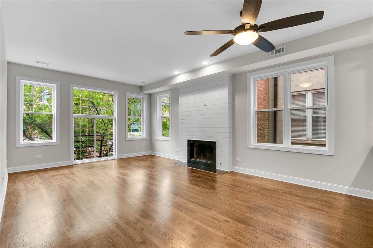 1322 W Belmont Avenue #2W, Chicago, IL 60657