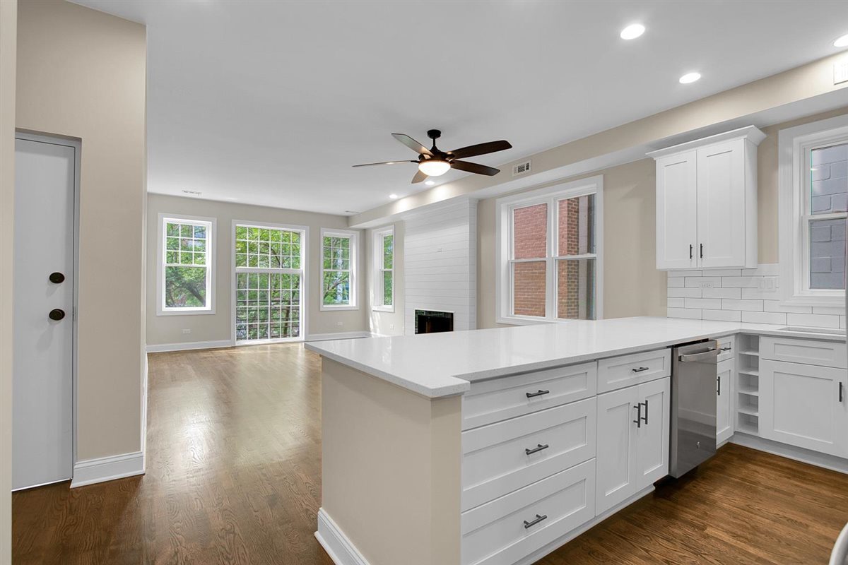 1322 W Belmont Avenue #2W, Chicago, IL 60657