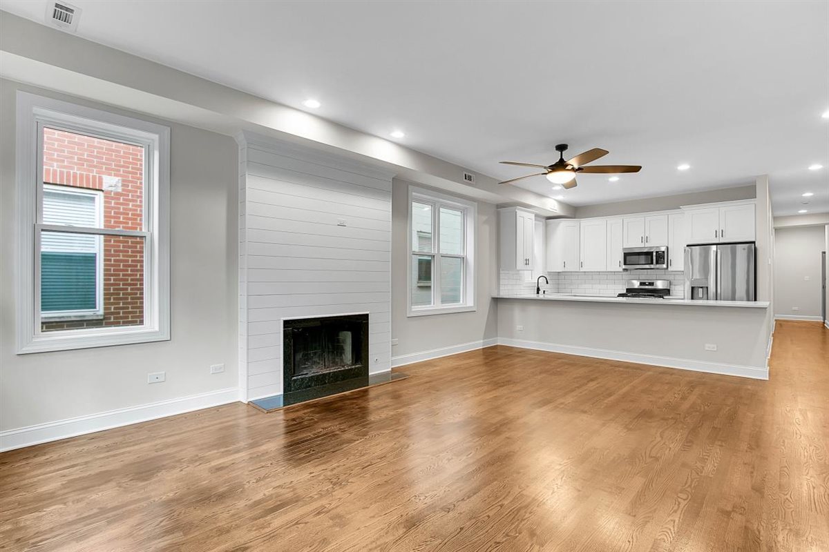 1322 W Belmont Avenue #2W, Chicago, IL 60657