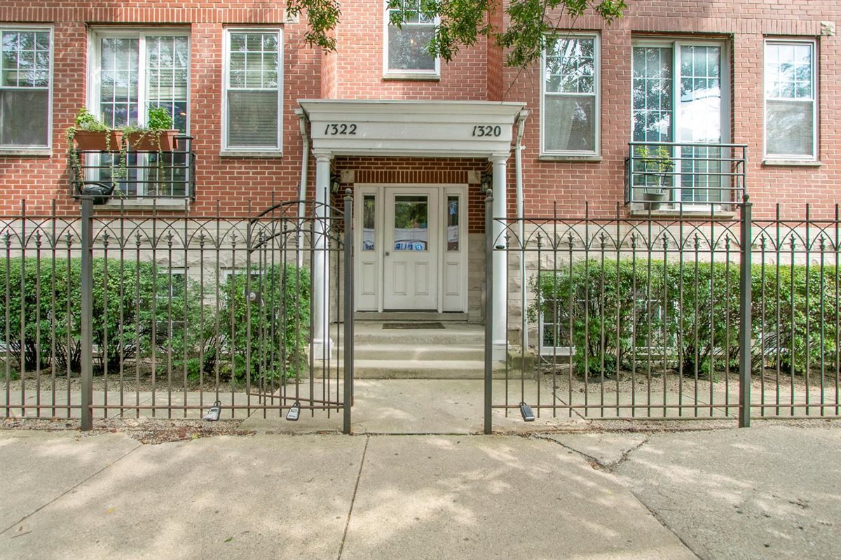 1322 W Belmont Avenue #2W, Chicago, IL 60657