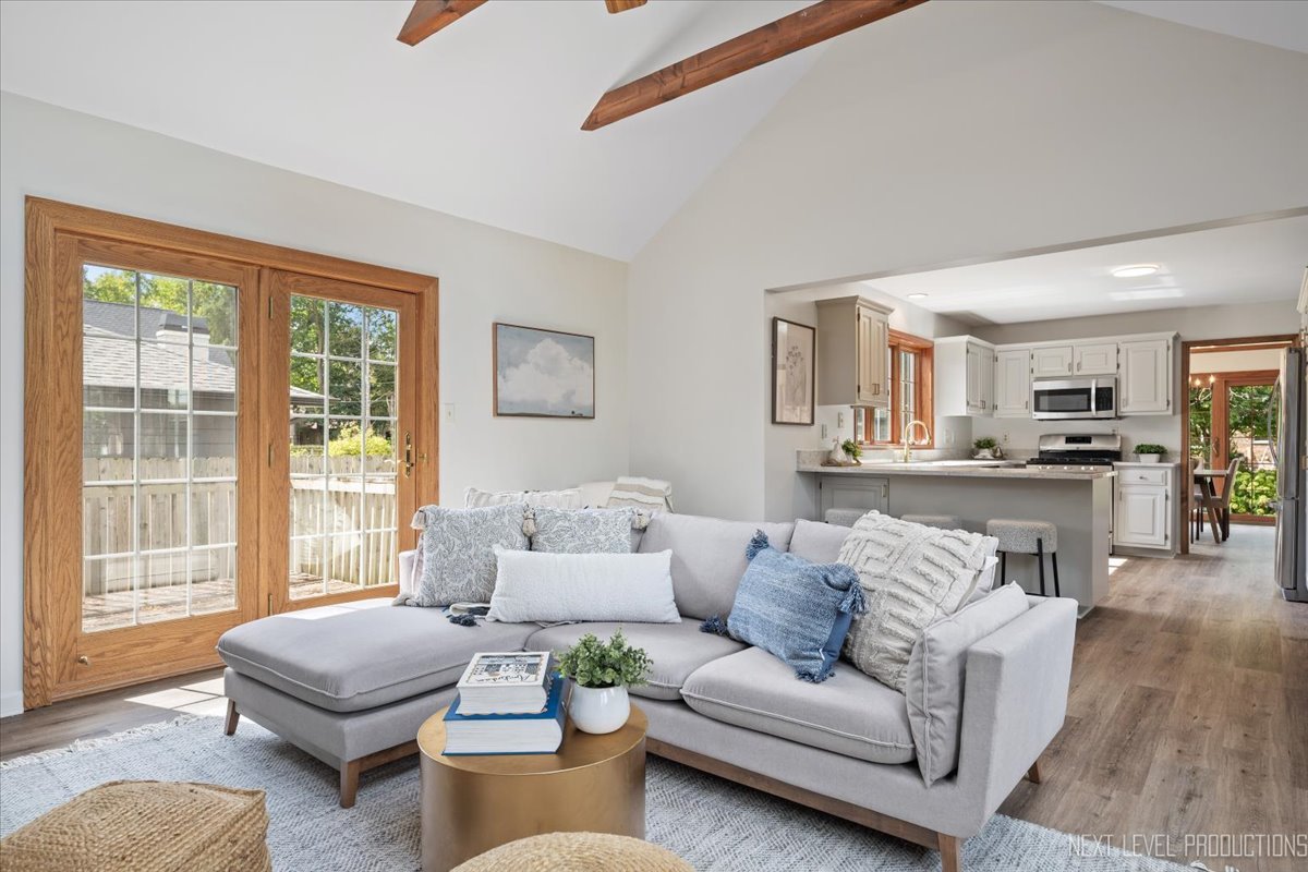 1015 S 6th Street, St. Charles, IL 60174