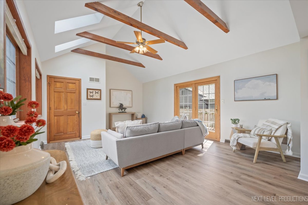 1015 S 6th Street, St. Charles, IL 60174