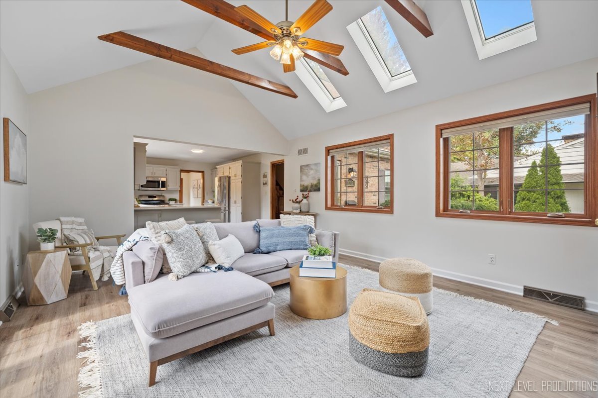 1015 S 6th Street, St. Charles, IL 60174