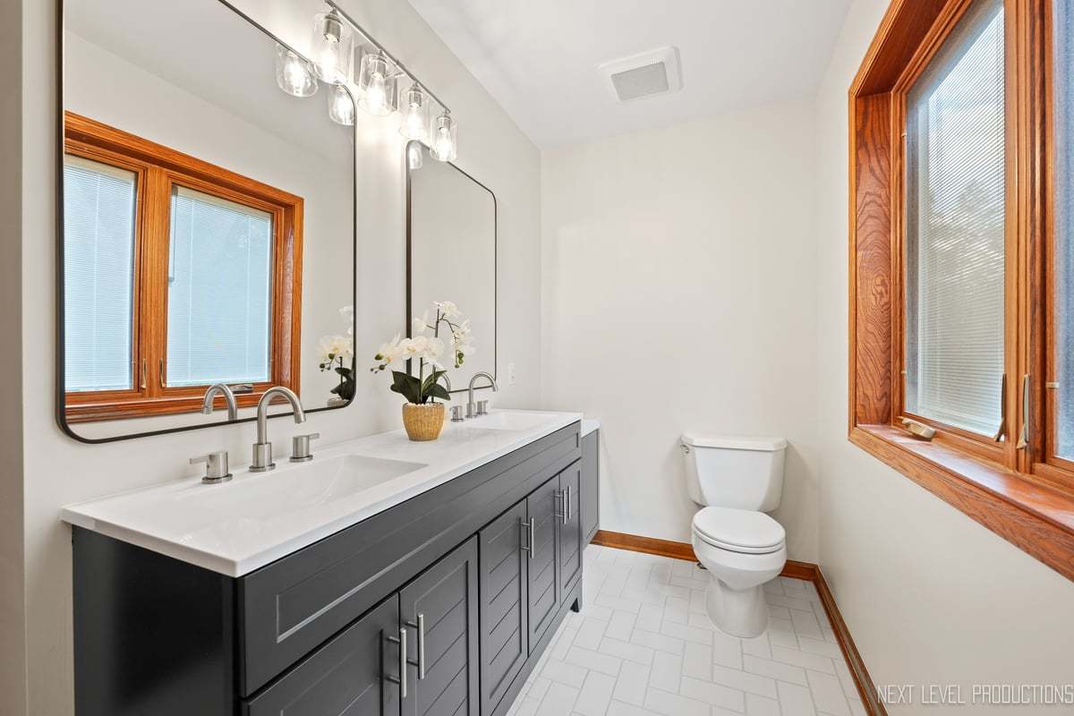 1015 S 6th Street, St. Charles, IL 60174