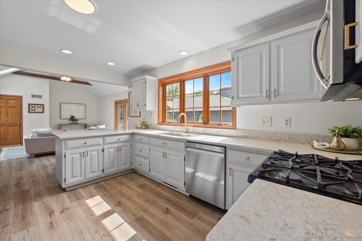 1015 S 6th Street, St. Charles, IL 60174