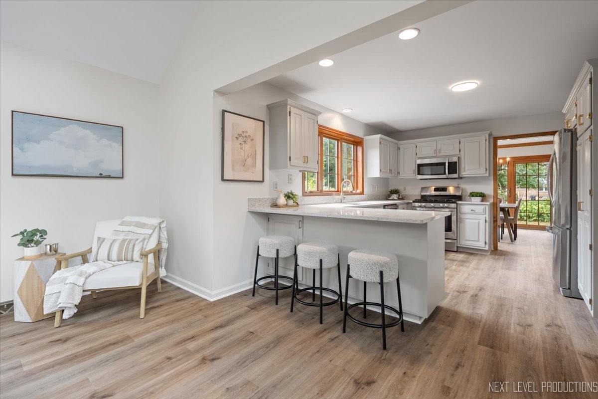 1015 S 6th Street, St. Charles, IL 60174