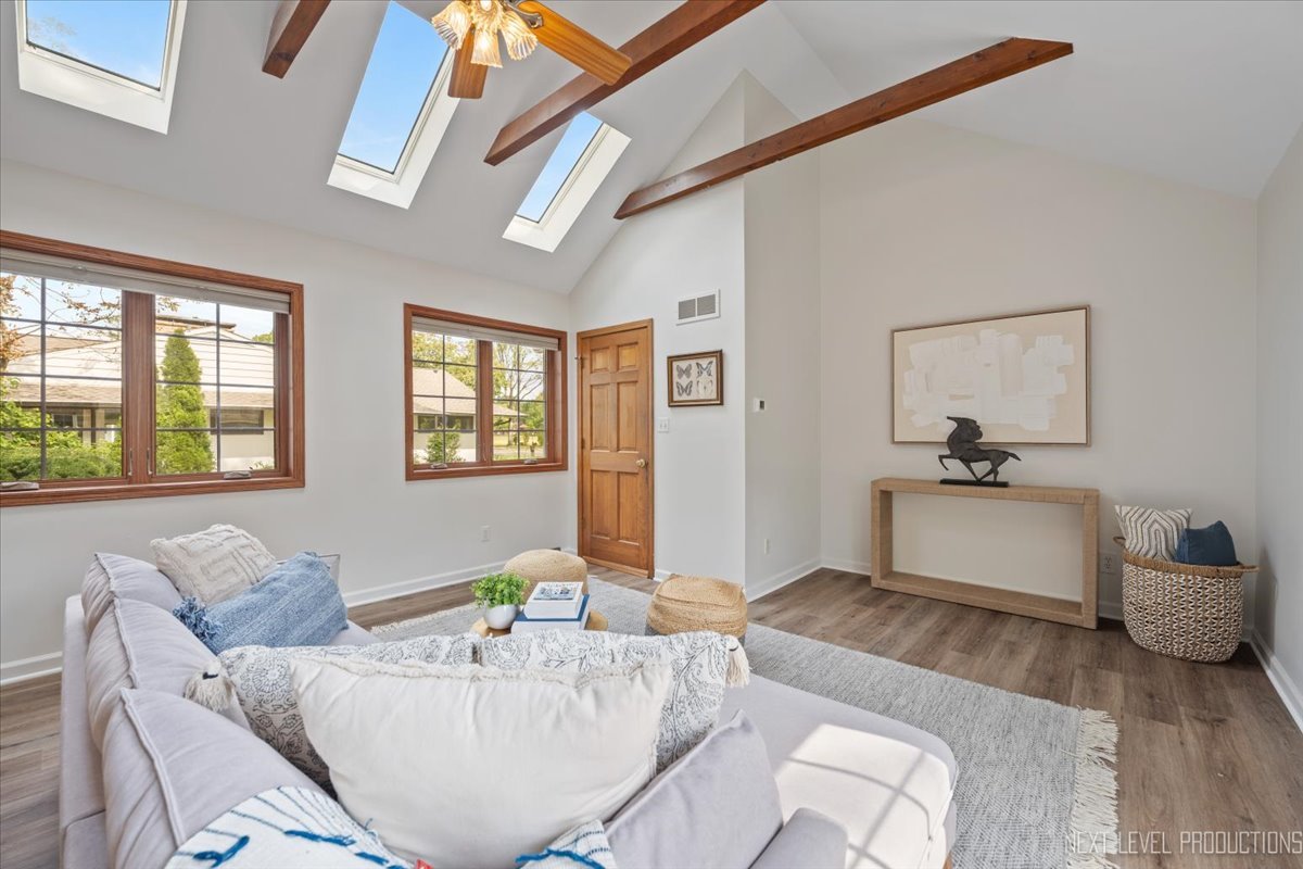 1015 S 6th Street, St. Charles, IL 60174