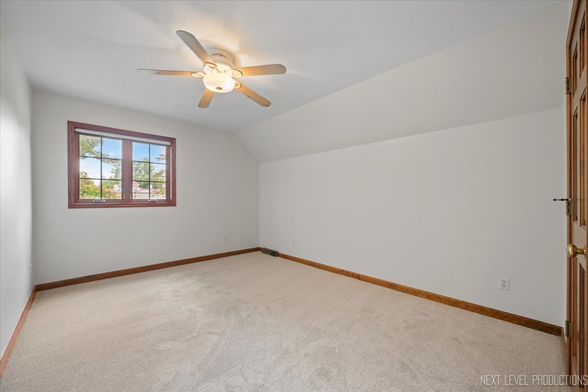 1015 S 6th Street, St. Charles, IL 60174