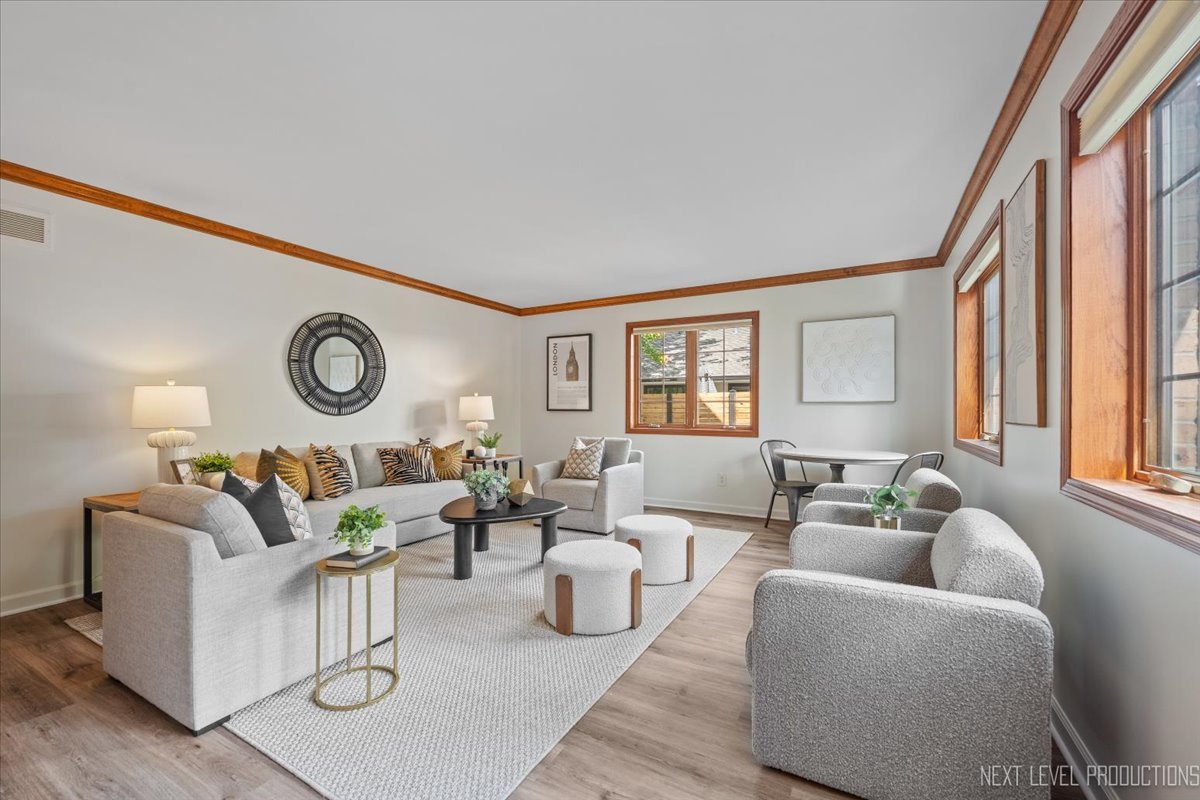 1015 S 6th Street, St. Charles, IL 60174