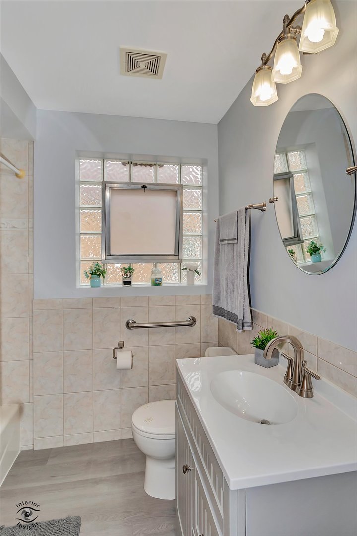 9521 S SAWYER Avenue, Evergreen Park, IL 60805