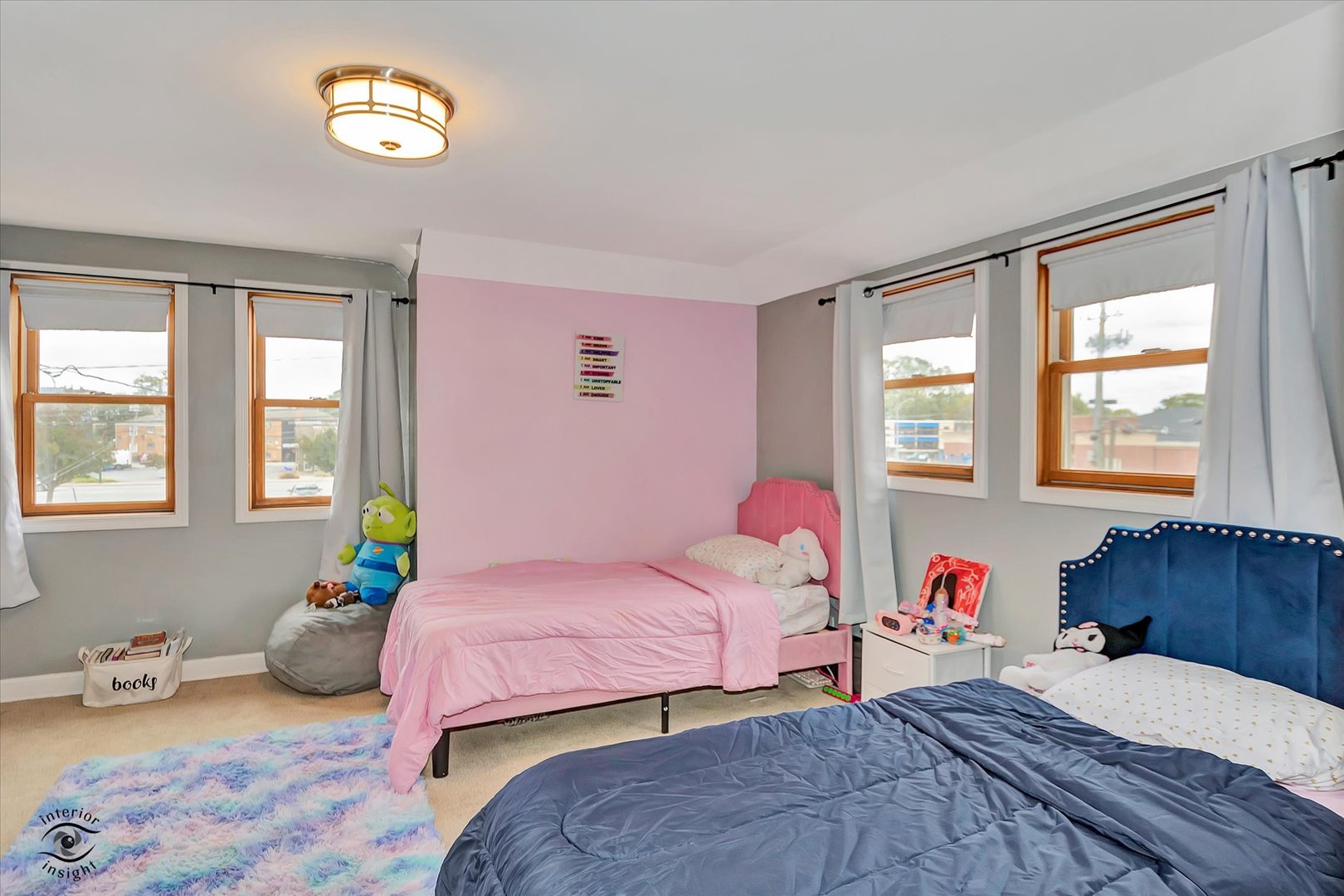 9521 S SAWYER Avenue, Evergreen Park, IL 60805