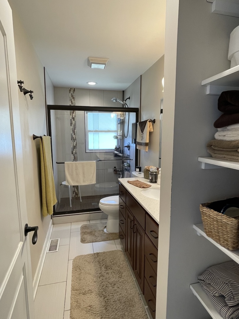 7660 Walnut Avenue, Woodridge, IL 60517