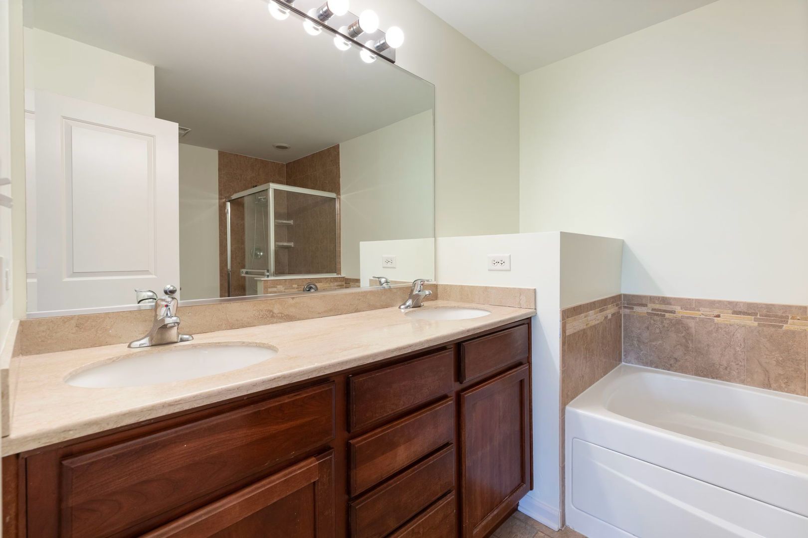 563 Grosvenor Lane, Aurora, IL 60504