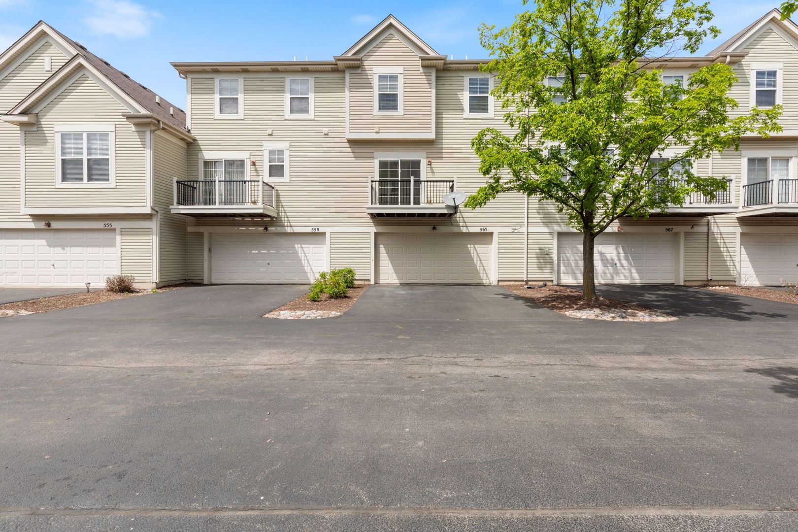 563 Grosvenor Lane, Aurora, IL 60504