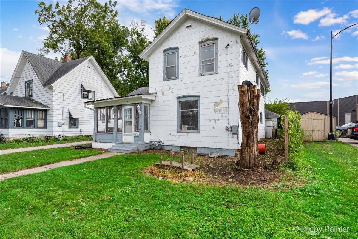 206 W Blackman Street, Harvard, IL 60033