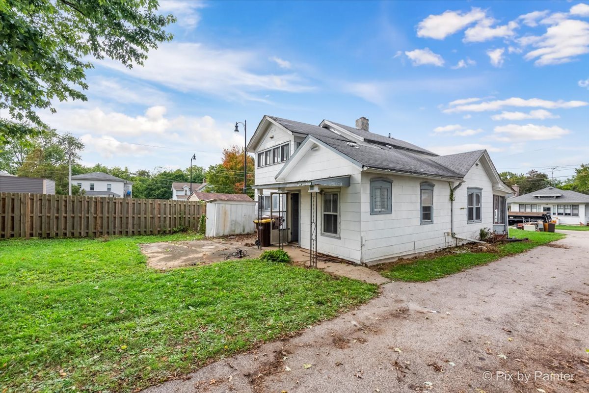 206 W Blackman Street, Harvard, IL 60033