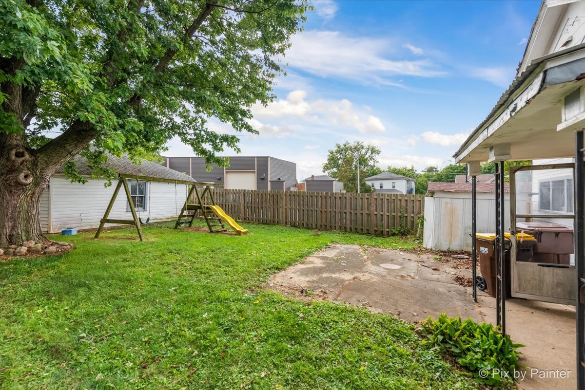 206 W Blackman Street, Harvard, IL 60033