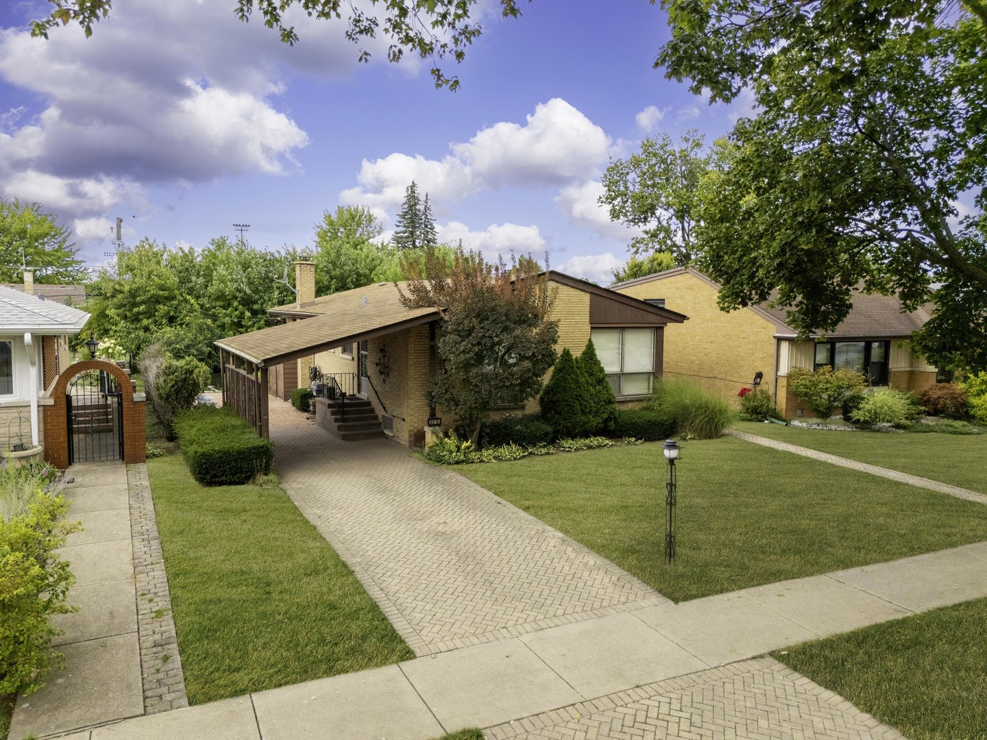 8616 N Oleander Avenue, Niles, IL 60714
