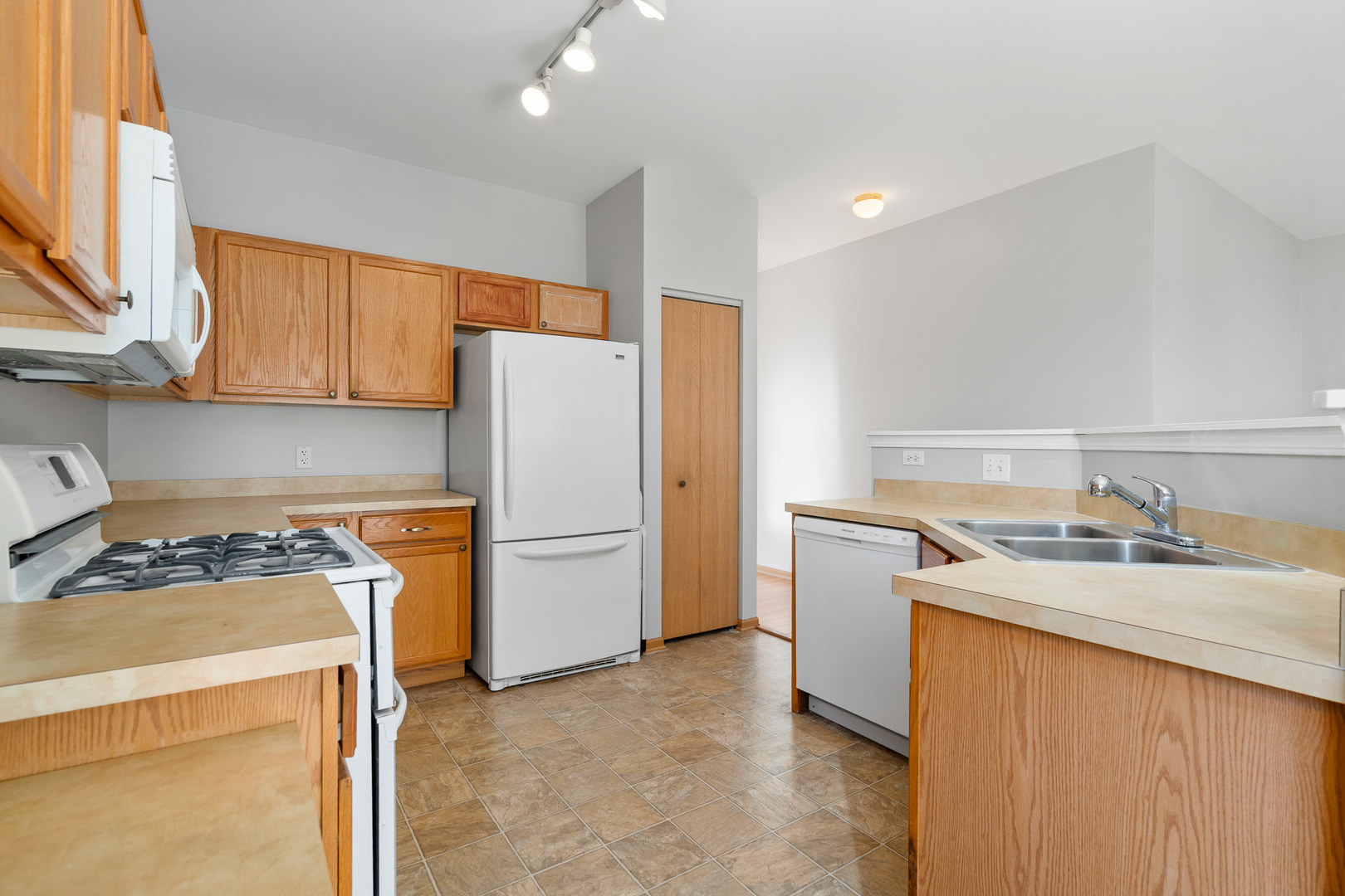 721 S Wellston Lane, Romeoville, IL 60446