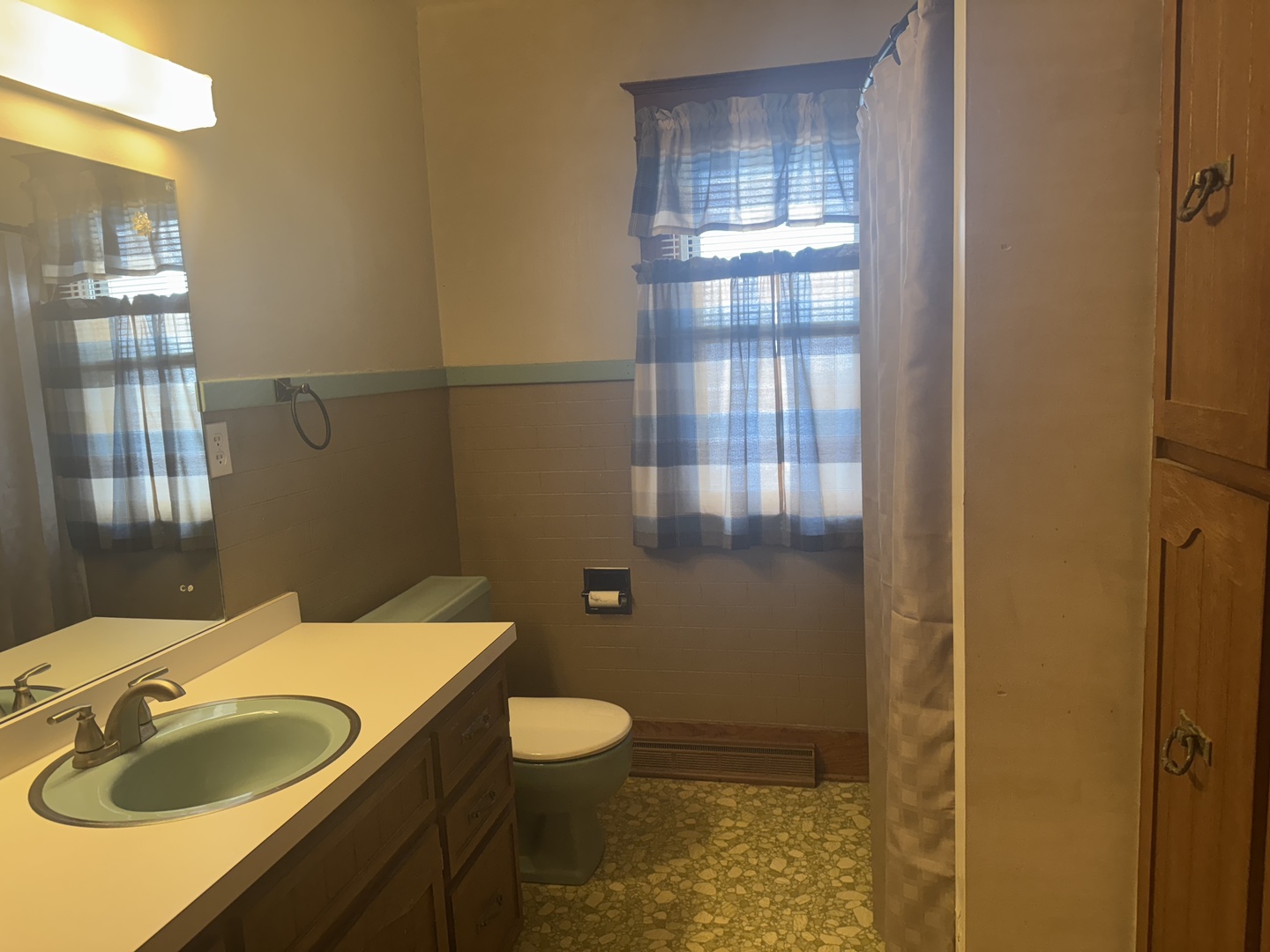 219 S Jackson Street, Clinton, IL 61727