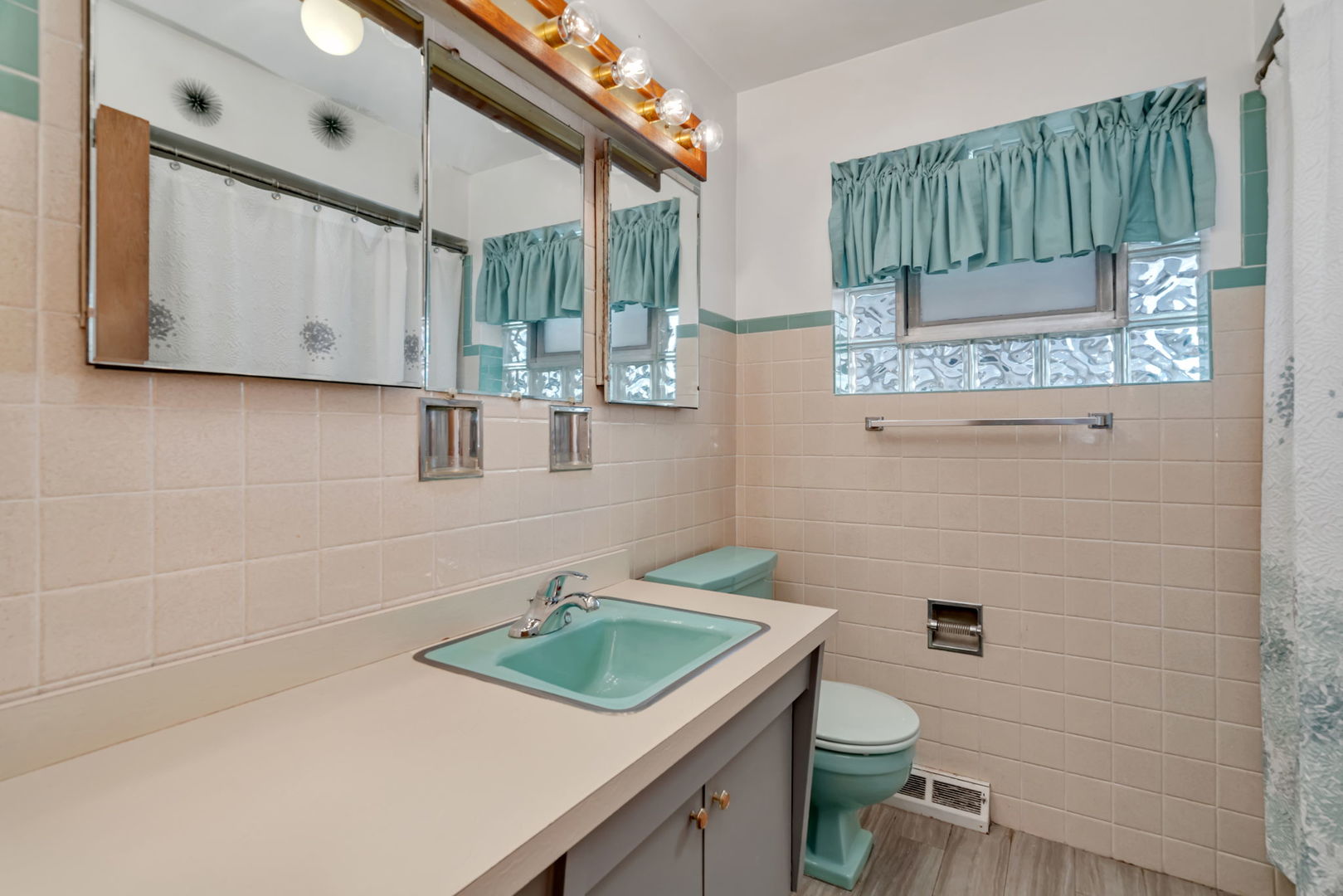 8844 S Francisco Avenue, Evergreen Park, IL 60805