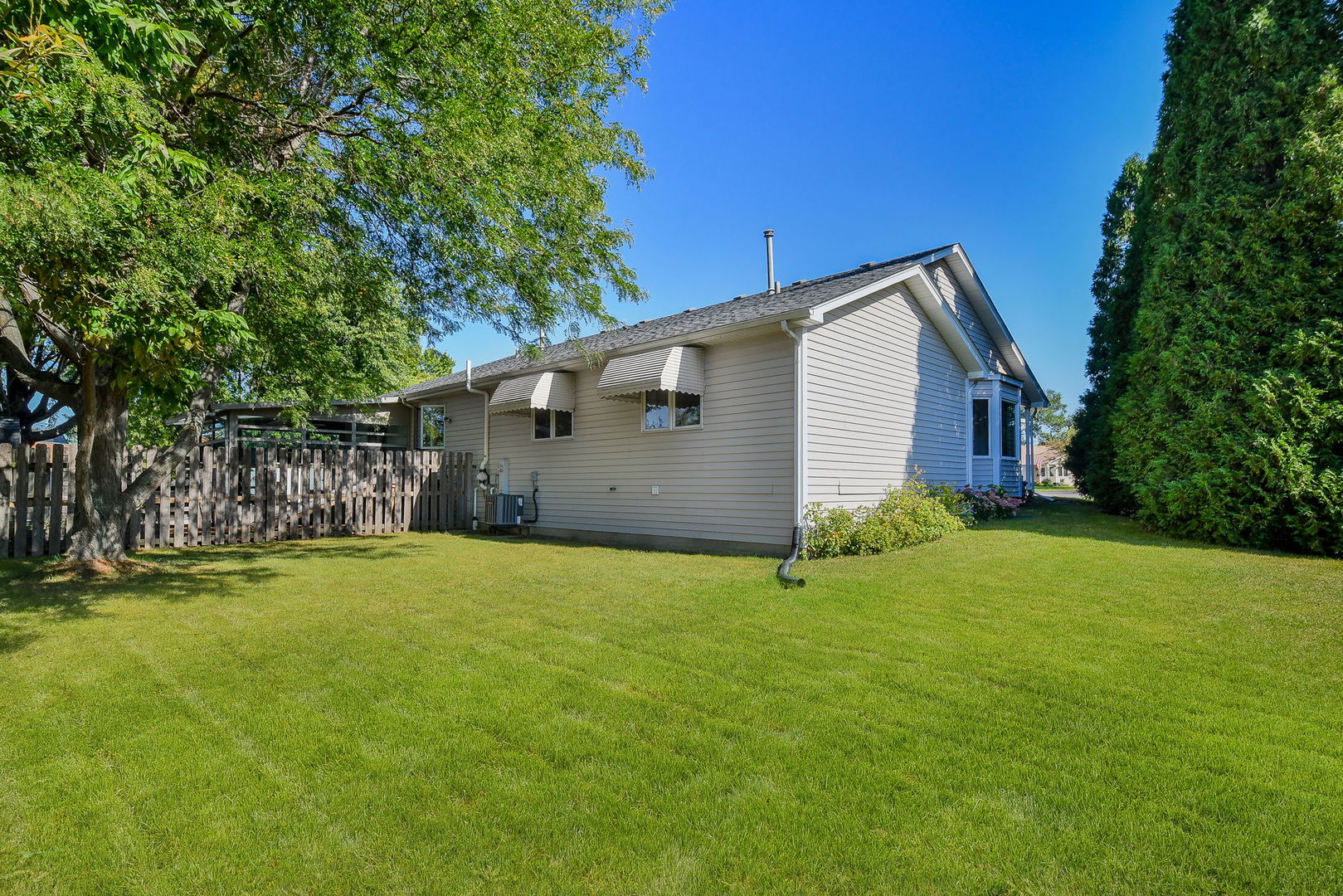 22 Silver Trail, North Aurora, IL 60542