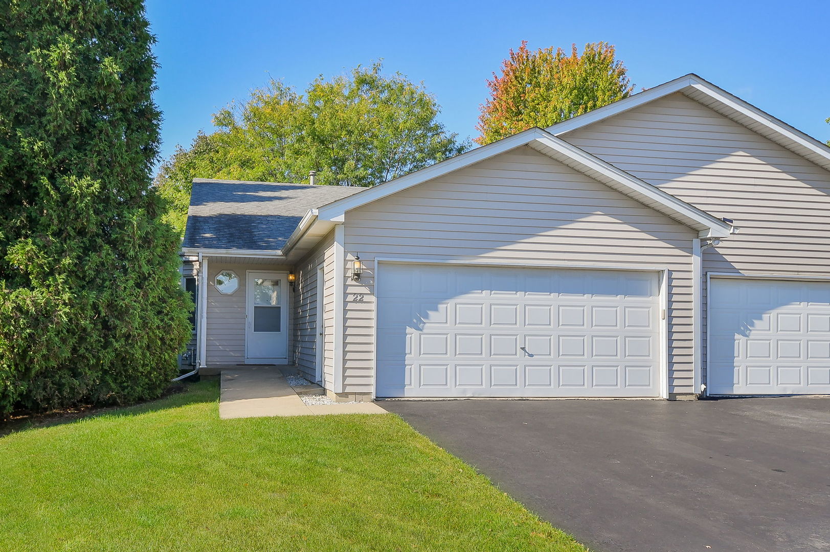 22 Silver Trail, North Aurora, IL 60542