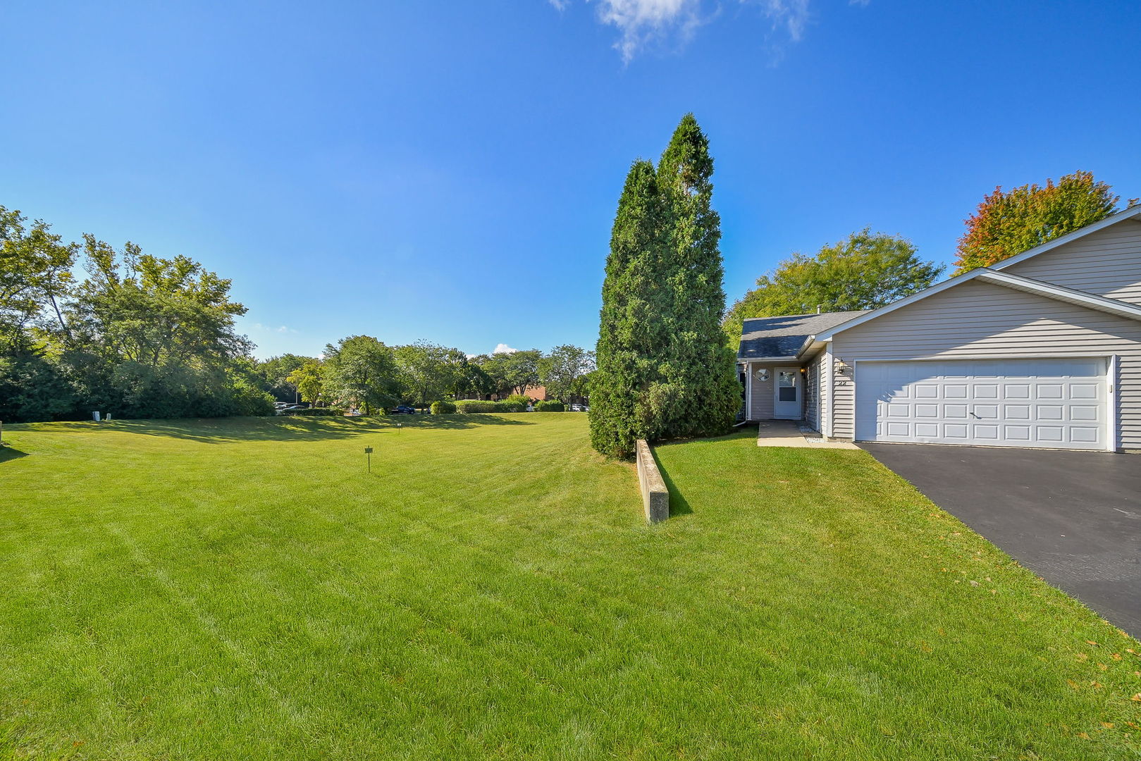 22 Silver Trail, North Aurora, IL 60542