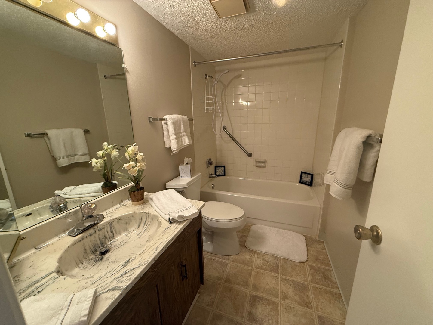 650 Whitney Court #203, Gurnee, IL 60031