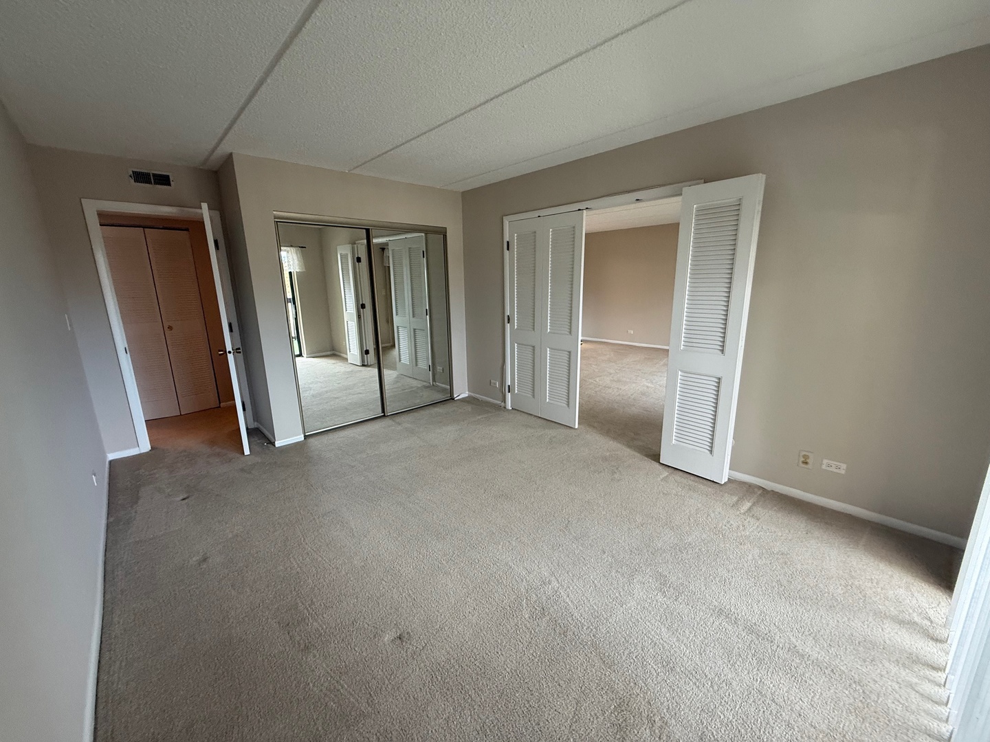 650 Whitney Court #203, Gurnee, IL 60031