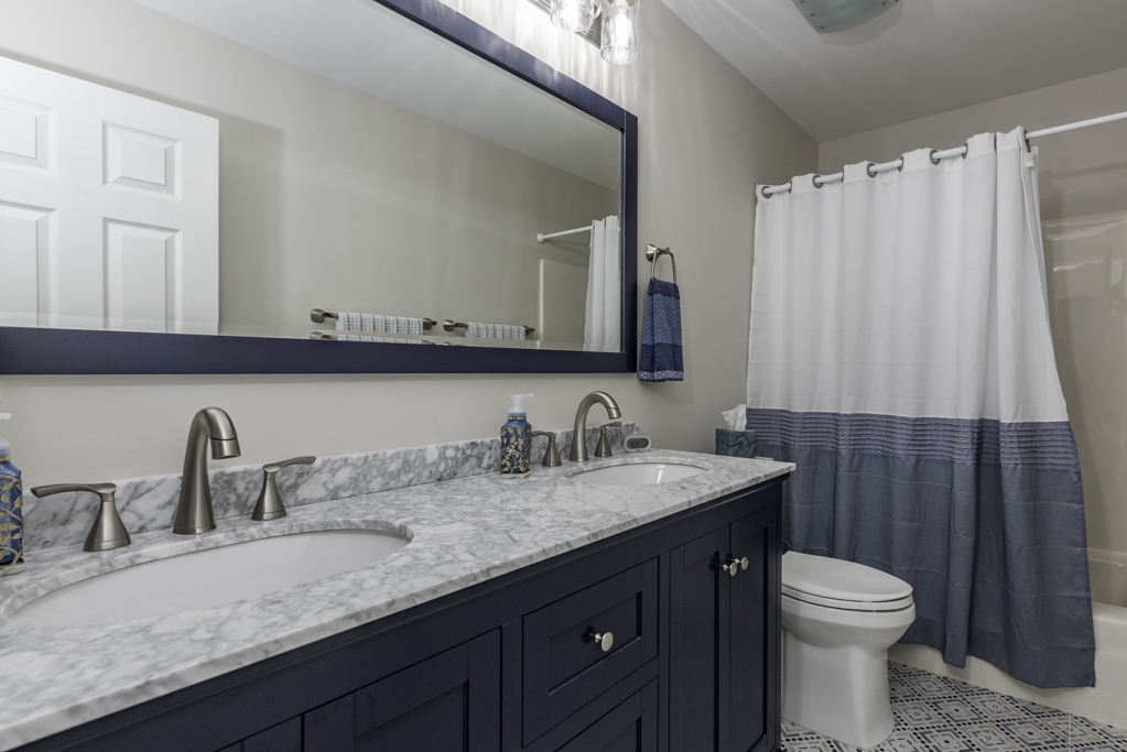 543 Long Hill Road, Gurnee, IL 60031